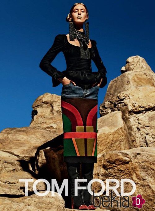 Ondria Hardin con falda de tubo de la colección otoño/invierno 2015/2016 de Tom Ford