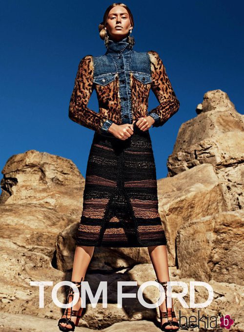 Ondria Hardin con una chaqueta vaquera animal print de la colección otoño/invierno 2015/2016 de Tom Ford