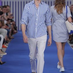 Nicolás Coronado con camisa de rayas y pantalón blanco para hombre de la colección primavera/verano 2015 de Mirto