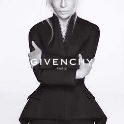 Donatella Versace posando para la campaña otoño/invierno 2015/2016 de Givenchy