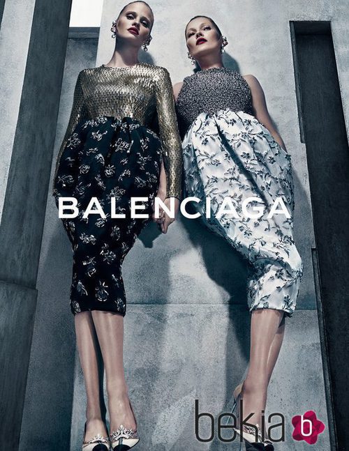 Lara Stone y Kate Moss con vestidos de la campaña otoño/invierno 2015/2016 de Balenciaga