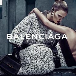 Lara Stone y Kate Moss posando para la campaña otoño/invierno 2015/2016 de Balenciaga