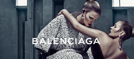 Lara Stone y Kate Moss posando para la campaña otoño/invierno 2015/2016 de Balenciaga