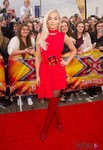 Rita Ora con un vestido rojo de Versace en las audiciones de 'The X Factor'