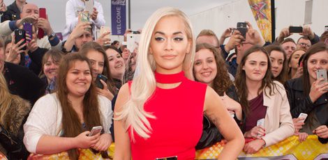 Rita Ora con un vestido rojo de Versace en las audiciones de 'The X Factor'