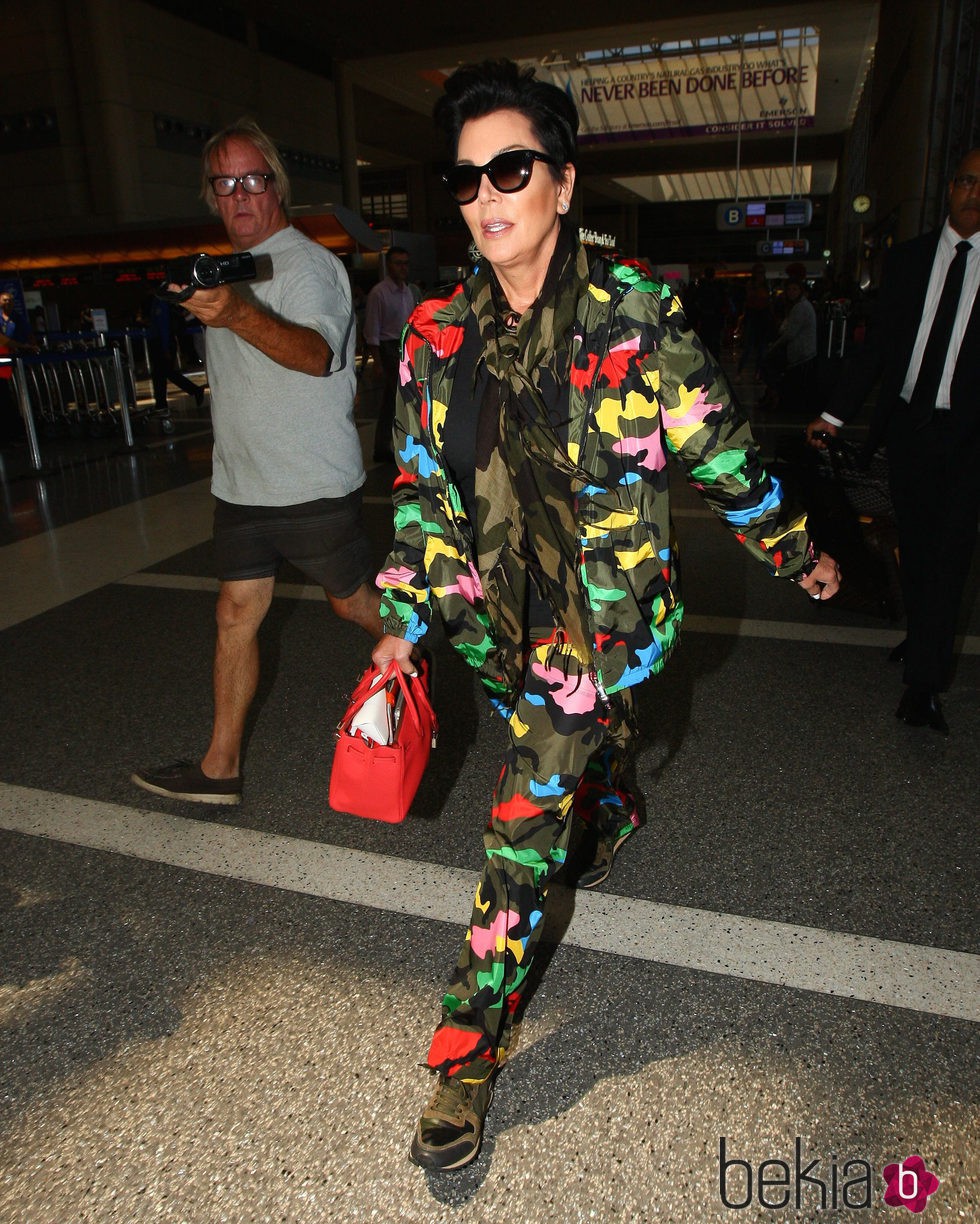 Kris Jenner con un look de camuflaje firmado por Valentino