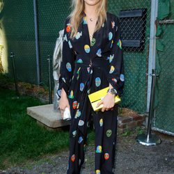 Cara Delevingne con un jumpsuit de estampado de huevos de Pascua de Stella McCartney