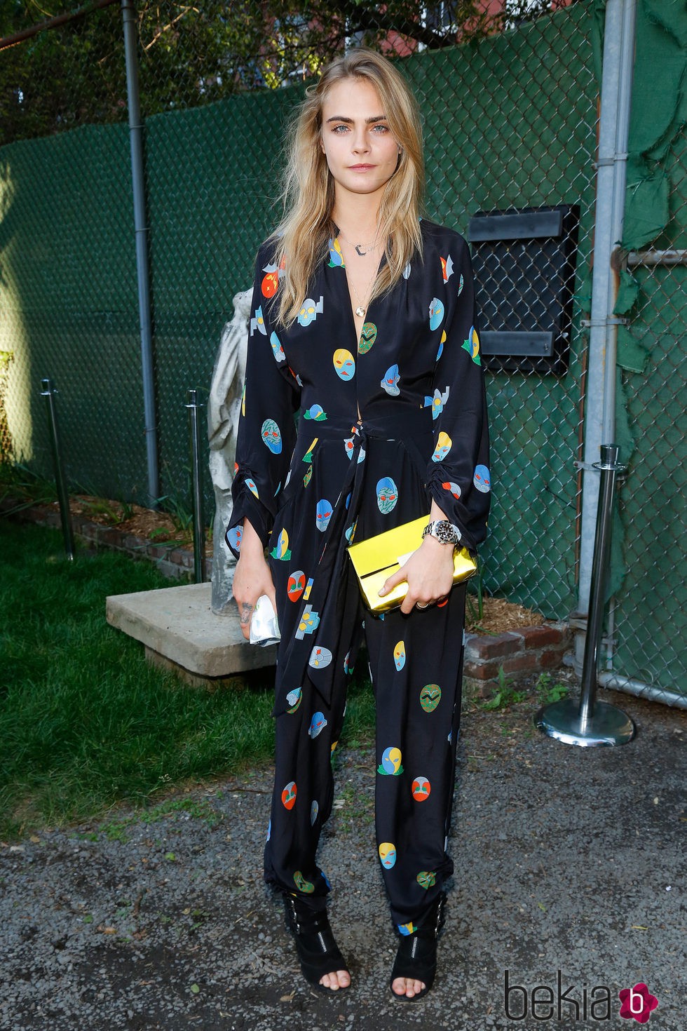 Cara Delevingne con un jumpsuit de estampado de huevos de Pascua de Stella McCartney