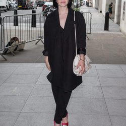 Carly Rae Jepsen con un look total black con zapatos de salón rojos con puntera de topitos