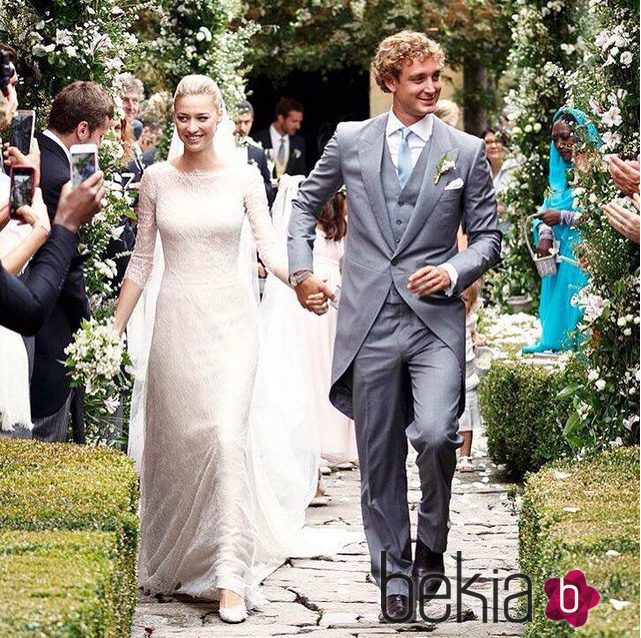 Beatrice Borromeo con un vestido de Armani en su boda religiosa con Pierre Casiraghi