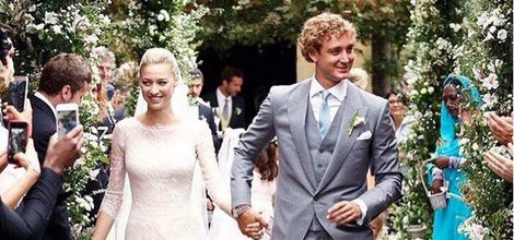 Beatrice Borromeo con un vestido de Armani en su boda religiosa con Pierre Casiraghi