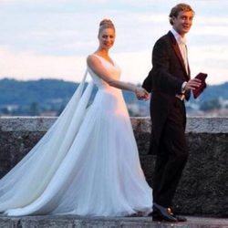 Beatrice Borromeo con un vestido de Armani celebrando su boda religiosa con Pierre Casiraghi