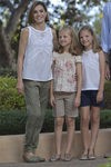 La Reina Letizia con sus hijas Leonor y Sofía posando en Marivent