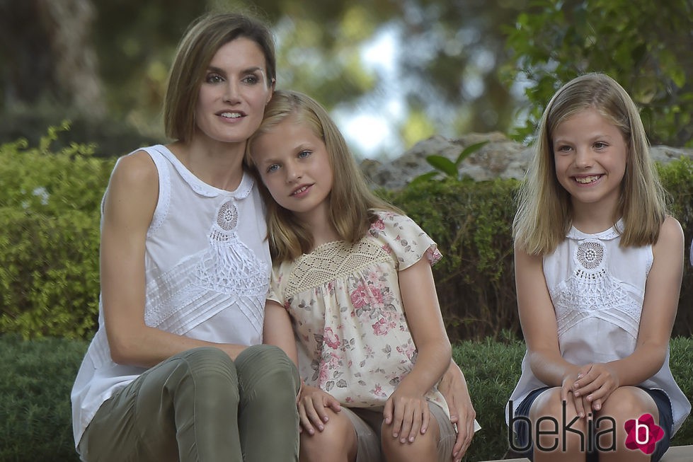 La Reina Letizia con sus hijas Leonor y Sofía posando en Marivent