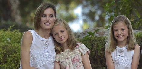 La Reina Letizia con sus hijas Leonor y Sofía posando en Marivent