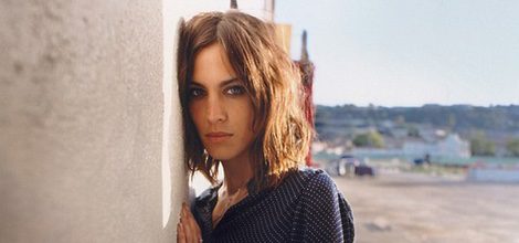 Alexa Chung con una blusa de topos de su colección otoño/invierno 2015/2016 de AG Jeans
