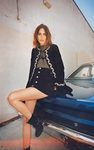 Alexa Chung con una falda trapecio de su colección otoño/invierno 2015/2016 de AG Jeans