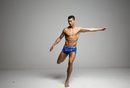 Cristiano Ronaldo con unos boxers azules con rayas naranjas de su colección CR7 Underwear