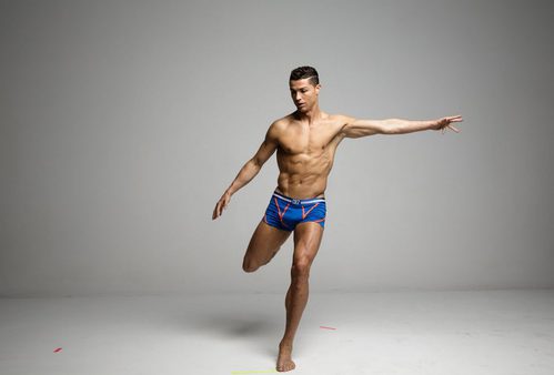 Cristiano Ronaldo con unos boxers azules con rayas naranjas de su colección CR7 Underwear