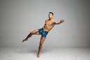 Cristiano Ronaldo con boxers azules a rayas de su colección CR7 Underwear
