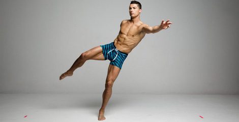 Cristiano Ronaldo con boxers azules a rayas de su colección CR7 Underwear