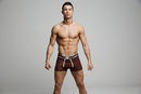 Cristiano Ronaldo con boxers negros y naranjas de rombos de su colección CR7 Underwear