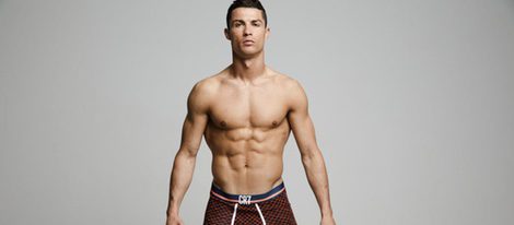 Cristiano Ronaldo con boxers negros y naranjas de rombos de su colección CR7 Underwear