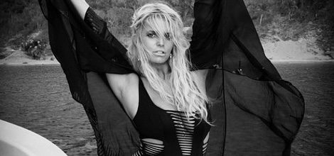 Jessica Simpson con un sexy bañador negro de Agent Provocateur