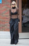 Rita Ora cambia la ropa de color por un look negro