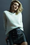 Rosie Huntington-Whiteley con falda de cuero de otoño/invierno 2015/2016 de Paige