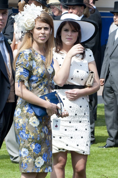 Las Princesas Beatriz y Eugenia de York presumen de tocados en el Derby de Epsom 2011