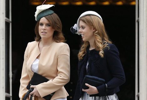Las Princesas Beatriz y Eugenia de York con vestidos de corte clásico en una Garden Party