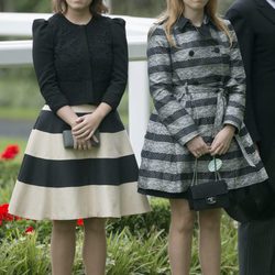 Las Princesas Beatriz y Eugenia de York con un vestido-abrigo y un dos piezas en Ascot 2013