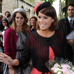 Las Princesas Beatriz y Eugenia de York con tonos oscuros y rojizos en el Jubileo de la Reina Isabel II