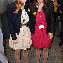 Las Princesas Beatriz y Eugenia de York con vestidos lisos y chaquetas negras en la BGC Charity Day