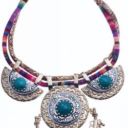Maxi collar étnico con círculos plateados
