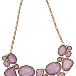 Collar con piedras rosas de efecto irisado
