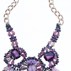Collar en tonos lilas y violetas con piedras de efecto irisado
