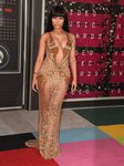 Nicki Minaj con un vestido dorado de Labourjoisie en los MTV VMA 2015