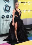 Rita Ora con un vestido de plumas brillantes de Vera Wang en los VMA 2015