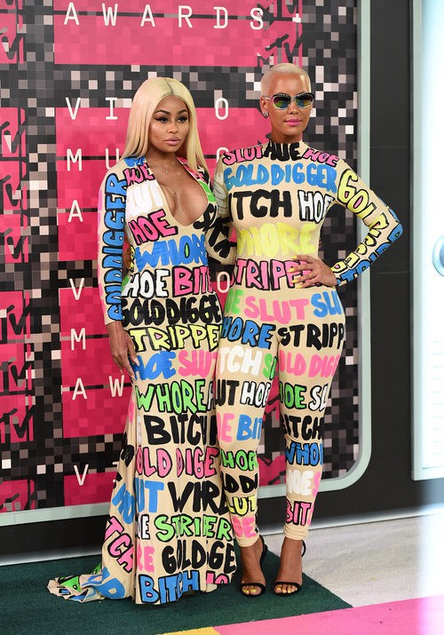 Amber Rose y Blac Chyna con ajustados trajes llenos de groserías en los VMA 2015