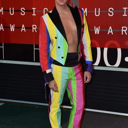 Jeremy Scott con un traje multicolor de rayas verticales en los MTV VMA 2015