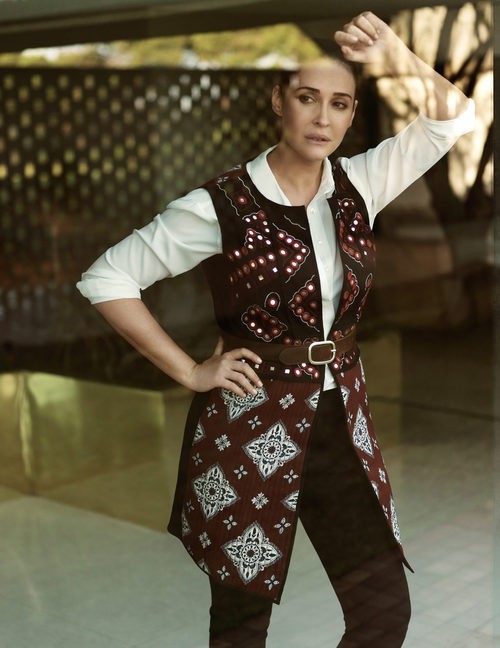 Vicky Martin Berrocal con un chaleco étnico de la temporada otoño 2015 de Violeta by Mango