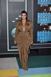 Kim Kardashian con su vestido marron en los VMAs 2015