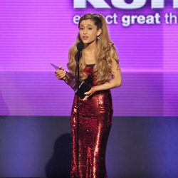 Ariana Grande con un vestido largo de lentejuelas en rojo