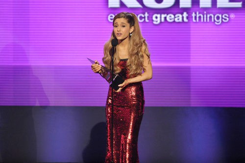 Ariana Grande con un vestido largo de lentejuelas en rojo