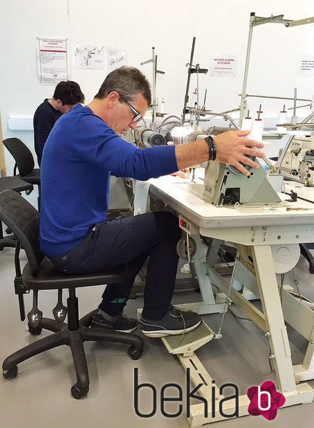 Antonio Banderas mostrando cómo se le da la máquina de coser