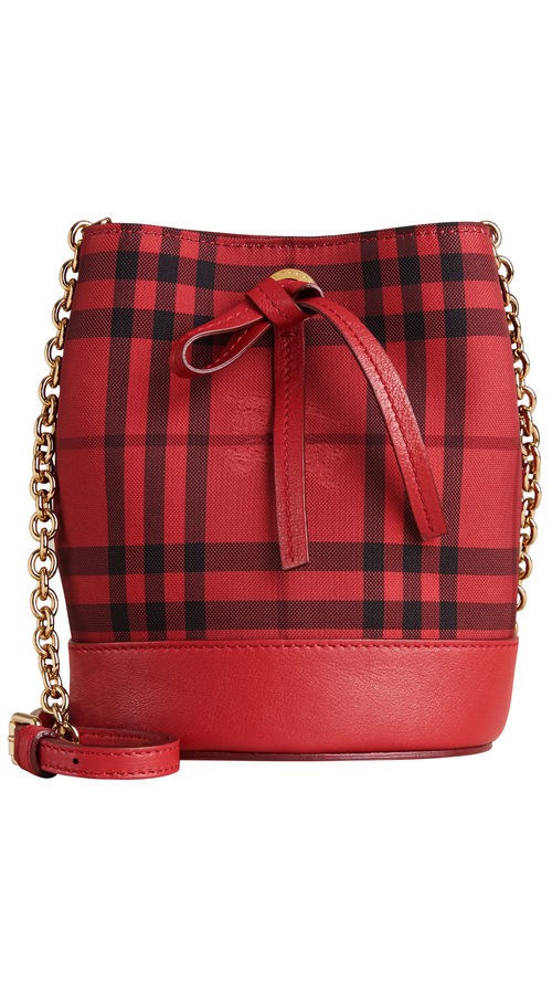 Bolso baby bucket rojo de la colección otoño/invierno 2015/2016 de Burberry
