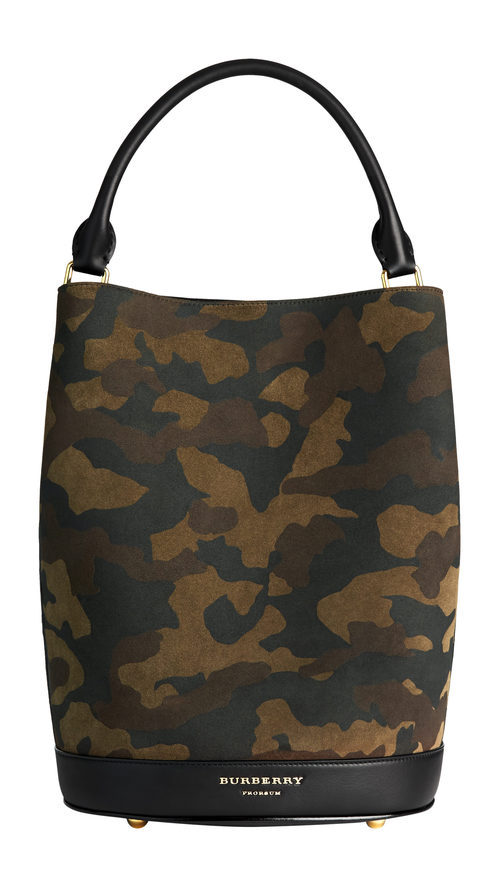 Bolso bucket militar de la colección otoño/invierno 2015/2016 de Burberry