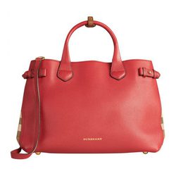 Bolso banner rojo de la colección otoño/invierno 2015/2016 de Burberry